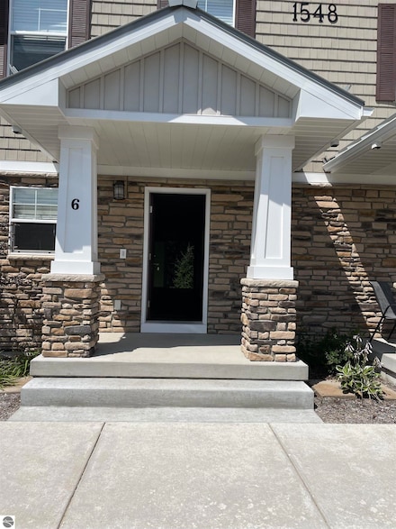 1548 Simsbury St, Traverse City, MI 49686