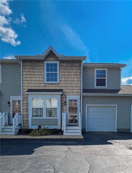 3204 Deer Trail Unit D, Cortland, OH 44410