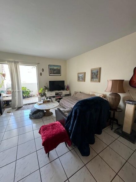 2000 Biarritz Dr Unit 404, Miami Beach, FL 33141