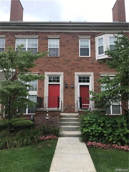 1570 Maryland Club Dr, Royal Oak, MI 48067