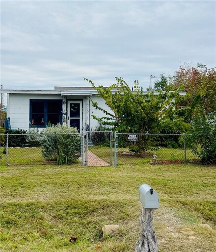 610 N Austin St, Rockport, TX 78382