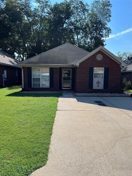 28 Penton Ct, Millbrook, AL 36054