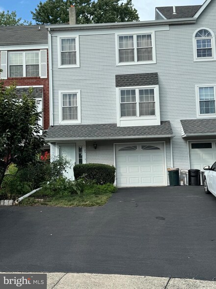 1103 Cathedral Ln, Norristown, PA 19403
