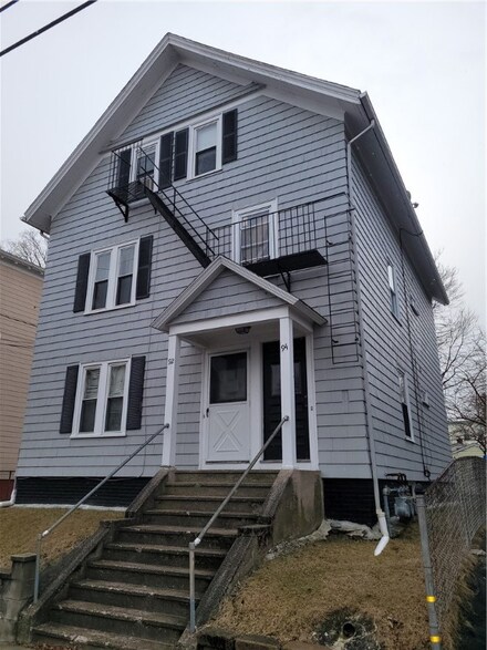 92 Cleveland St, Central Falls, RI 02863