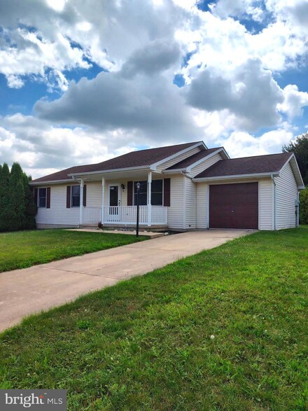 2924 Village Square Dr, Dover, PA 17315