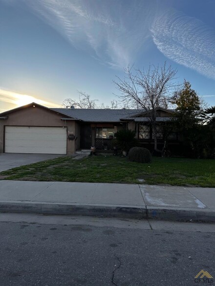 501 T St, Bakersfield, CA 93304