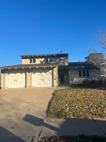 2818 Palmer Dr, Fremont, NE 68025
