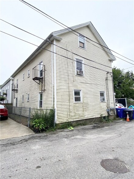 14 Sisson St, Warren, RI 02885