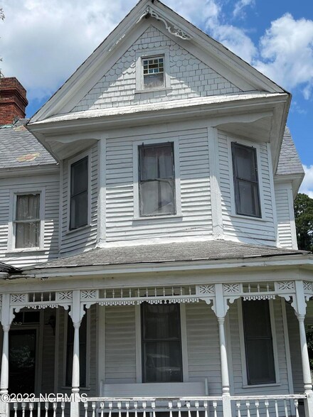 127 E Railroad St, La Grange, NC 28551