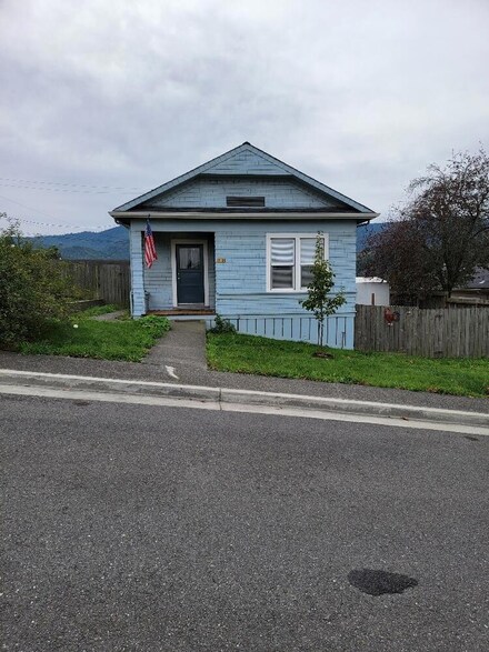645 Third St, Scotia, CA 95565