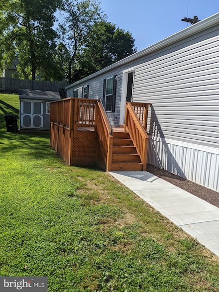 17 Glouster Ct, Coatesville, PA 19320