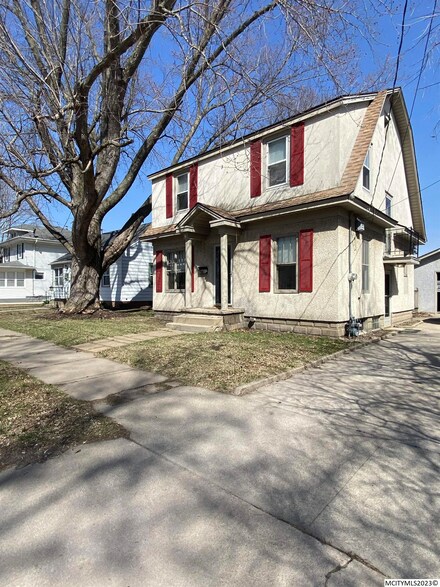 1028 E State St, Mason City, IA 50401
