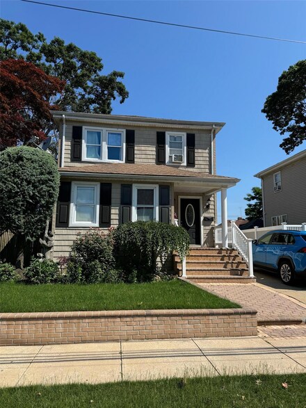 101 Harris Ave, Freeport, NY 11520