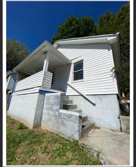 1052 Ridge Ave NW, Norton, VA 24273