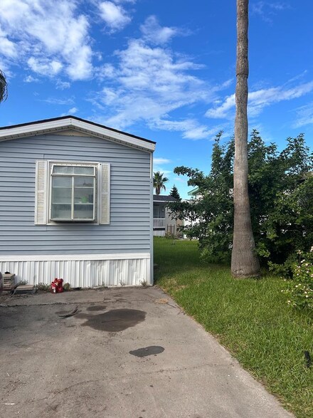520 W Clam Cir, Port Isabel, TX 78578