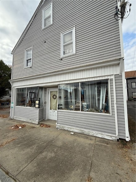 190 Arnold St, Woonsocket, RI 02895