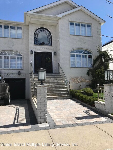 621 Rockaway St, Staten Island, NY 10307