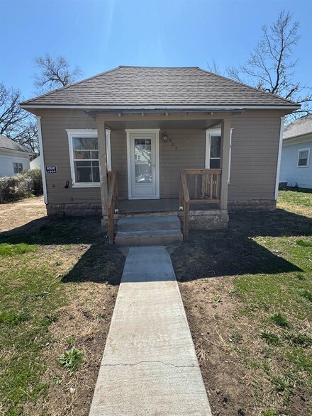805 E 7th Ave, Hutchinson, KS 67501