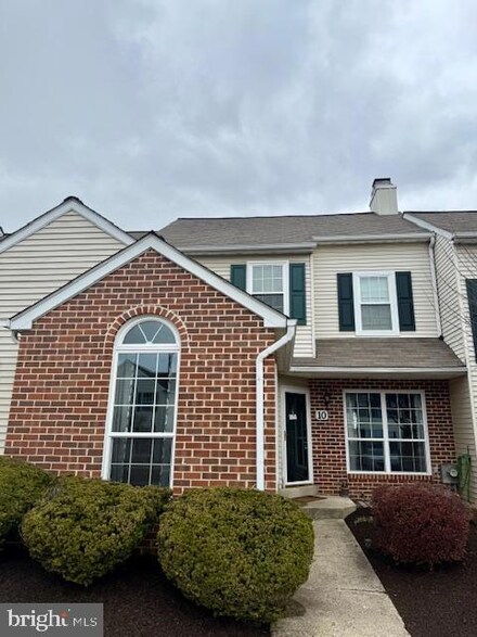 10 Village Dr, Schwenksville, PA 19473