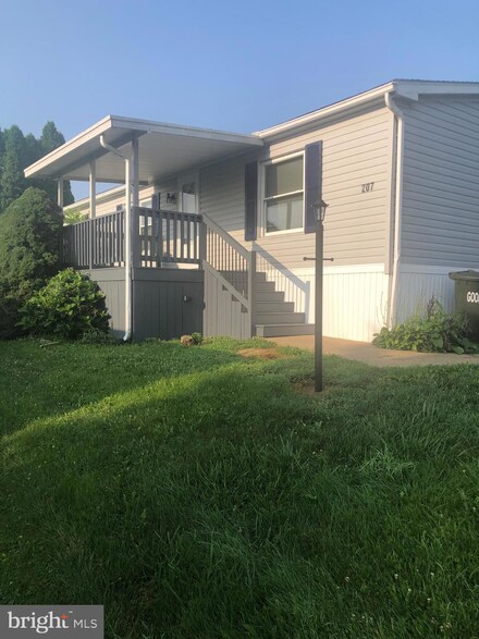 207 Clearfield Ct W, Lancaster, PA 17603