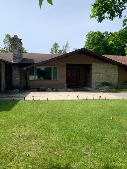 W11635 Lake St, Naubinway, MI 49762