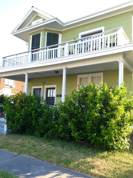 915 11th St, Galveston, TX 77550