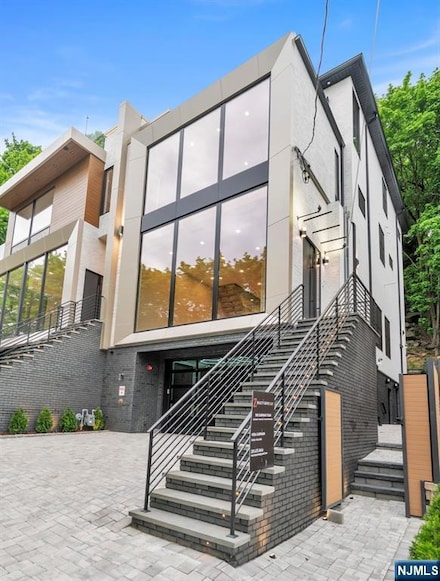 582 Undercliff Ave, Edgewater, NJ 07020