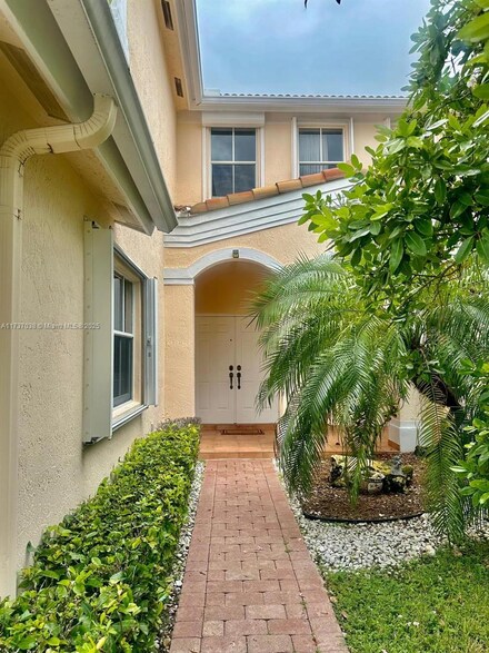 4613 NW 94th Place, Doral, FL 33178