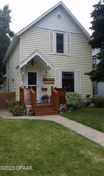 721 6th St NE, Devils Lake, ND 58301