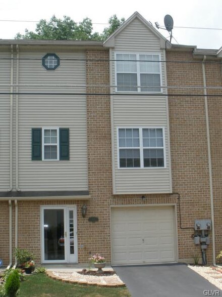 642 S Lincoln Ave, Walnutport, PA 18088
