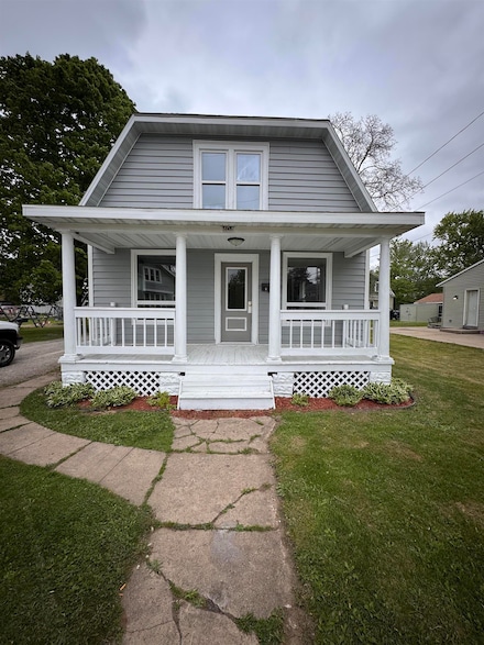 404 6th St, Waupaca, WI 54981