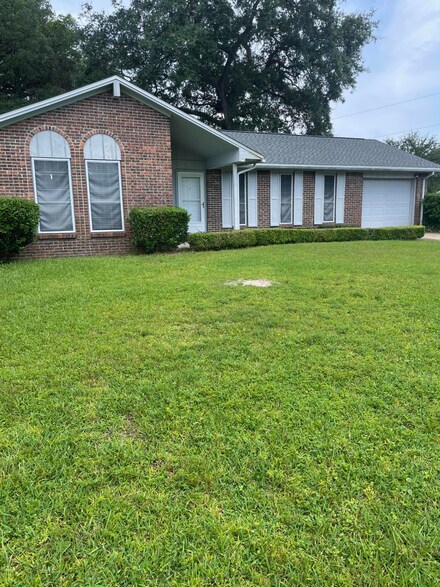 74 Spinnaker Ln, Shalimar, FL 32579