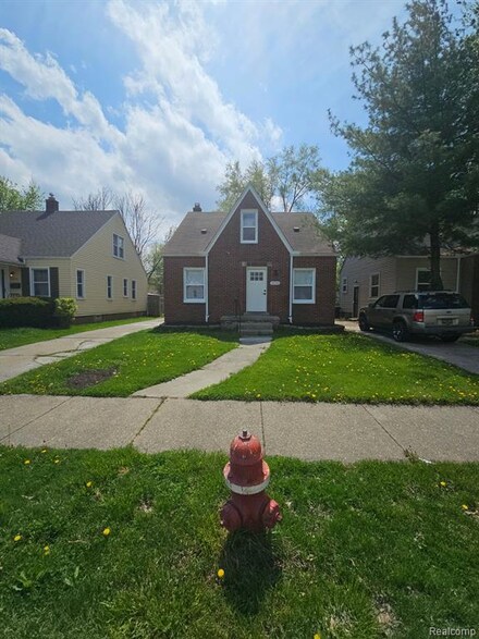 20300 Elkhart St, Harper Woods, MI 48225