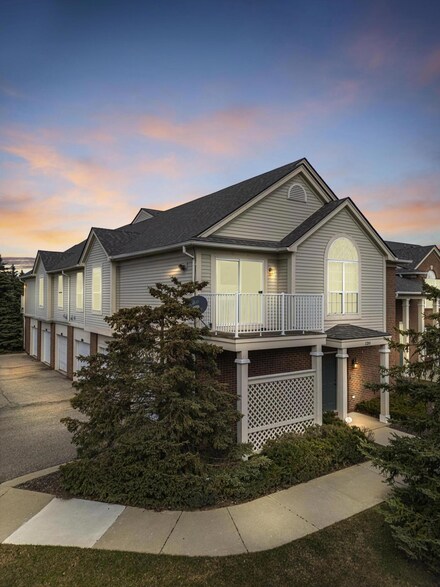 11200 Farmingdale Ln Unit 126, Walled Lake, MI 48390
