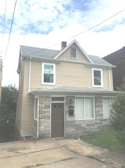 727 7th St, Trafford, PA 15085