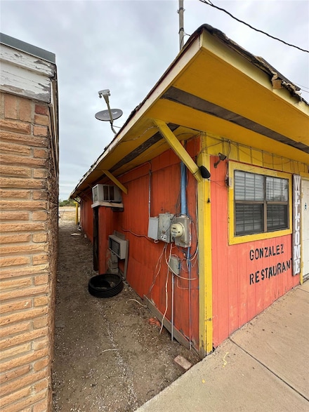 1407 Grand Ave, Big Wells, TX 78830