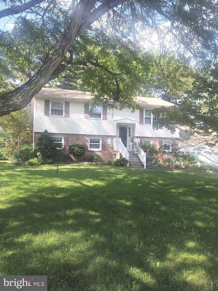 1 Maple Rd, Mount Holly, NJ 08060