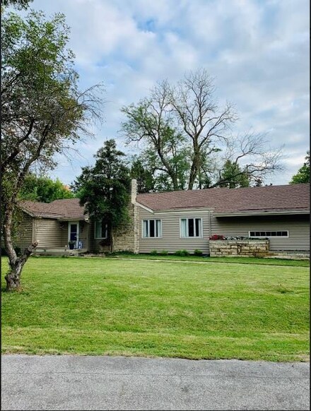 8 Westwood Rd, Lawrence, KS 66044