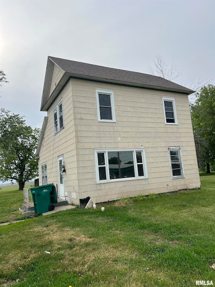 221 N Bernadotte St, Ipava, IL 61441