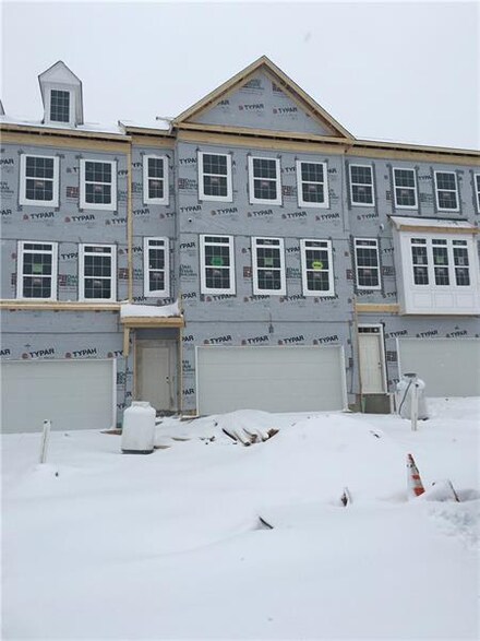 14 Roosevelt Dr, McKees Rocks, PA 15136
