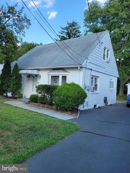 849 East Dr, Bordentown, NJ 08505
