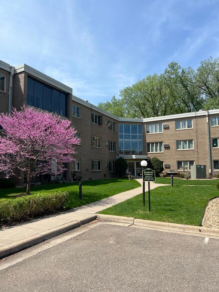 4370 Brookside Ct Unit 302, Edina, MN 55436