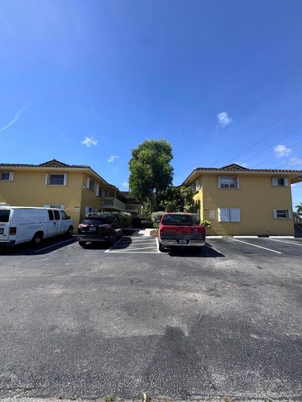 890 NW 39th St Unit 2, Oakland Park, FL 33309