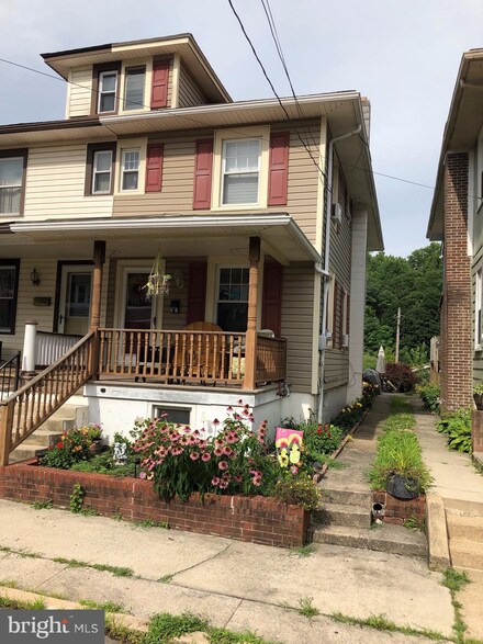 31 Laurel St, Pine Grove, PA 17963