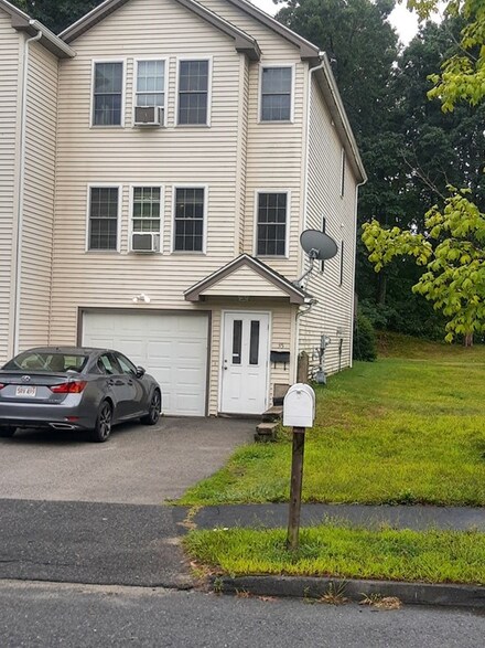35 Meola Ave, Worcester, MA 01606
