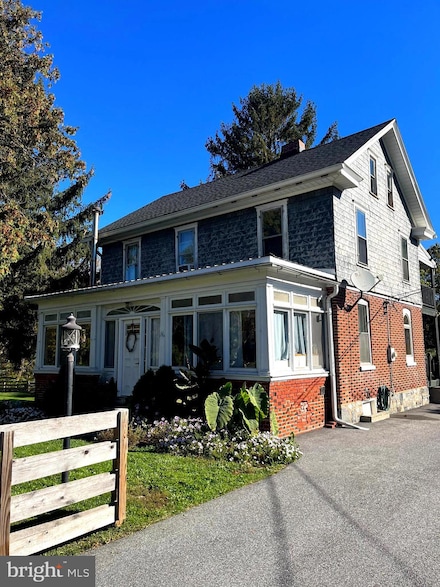 15 S Singer Ave, Paradise, PA 17562