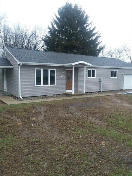 606 Gas Center Rd, Seward, PA 15954