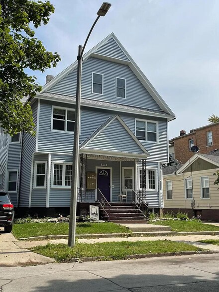 909 College Ave, Racine, WI 53403