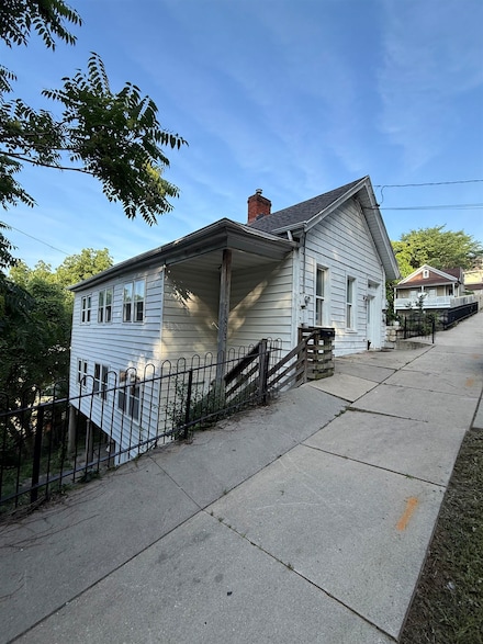 1805 Madison St, Dubuque, IA 52001