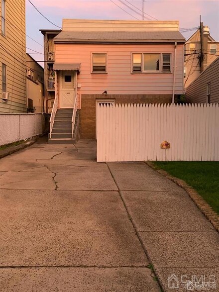 300 Maple St, Kearny, NJ 07032